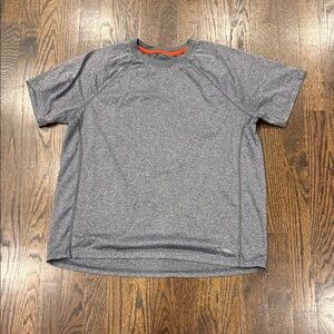Men’s Gray Athletic T-Shirt med Preloved